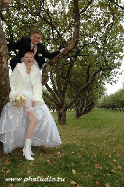 Зрелая женщина блондинка трахается в свадебном платье фото