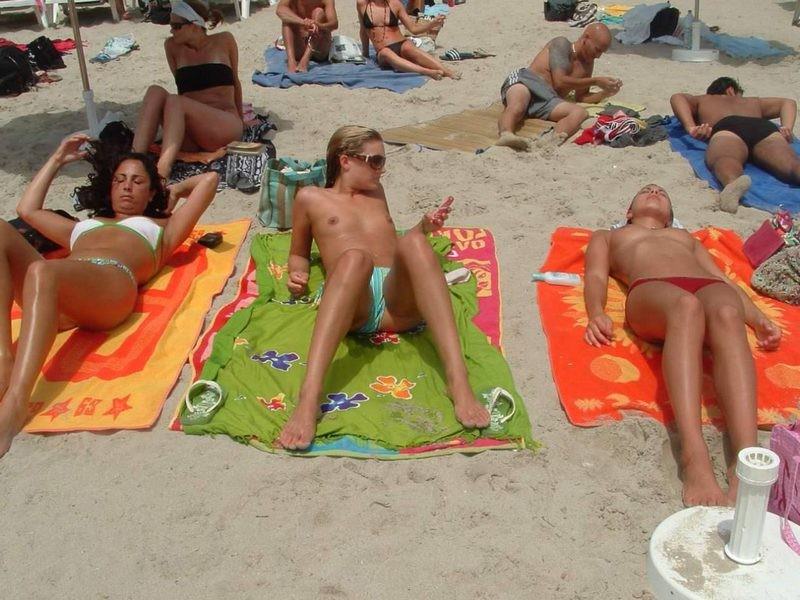 Девушки С Голыми Сиськами На Пляже (25 Фото)