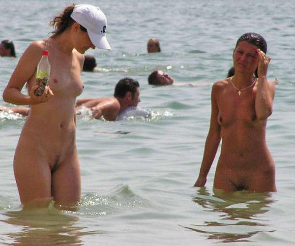 Фото голых нудистов на пляже и волосатые пизды девушек
