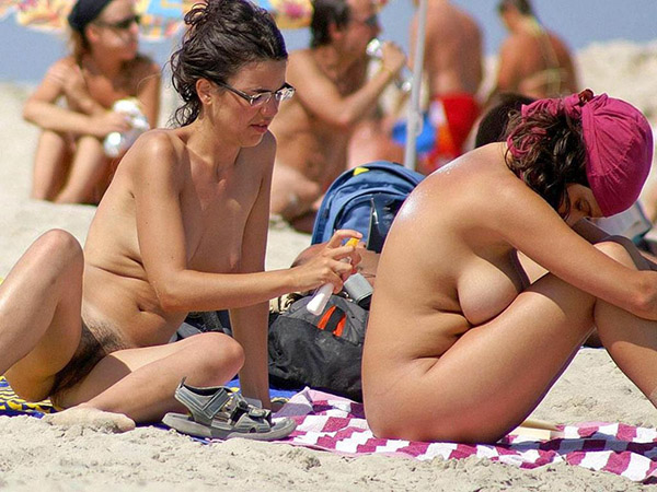 Подглядывания за голыми нудистками на пляже с сиськами