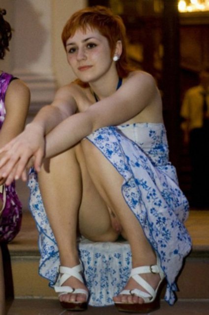 Подсматривание за сидящей на улице девушкой без нижнего белья