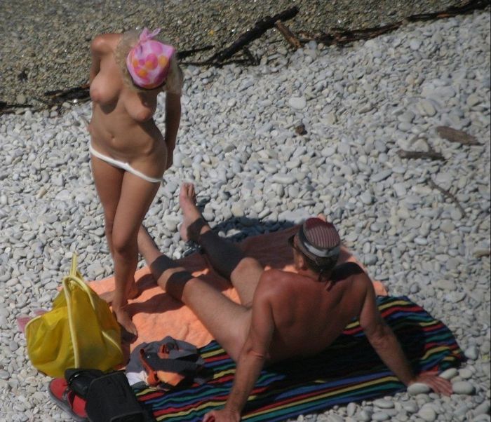 Скрытая камера снимает на пляже нудистов