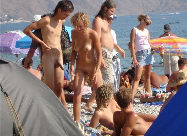 Голые сиськи красивых девушек нудистов на пляже