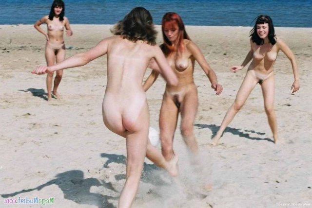 Секс ретро нудистов (голых девушек) на пляже в голом виде
