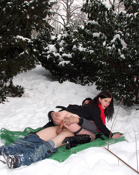 Развратная пара трахается  пизду в общественном месте зимой