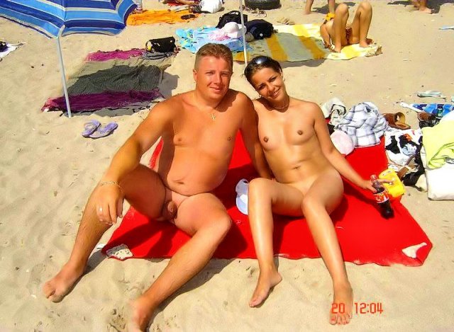 Девки с голыми сиськами позируют на пляже и сосут письки