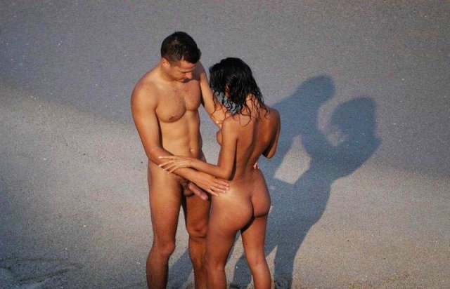 Сексуальная девица позирует на пляже с натуральными титьками