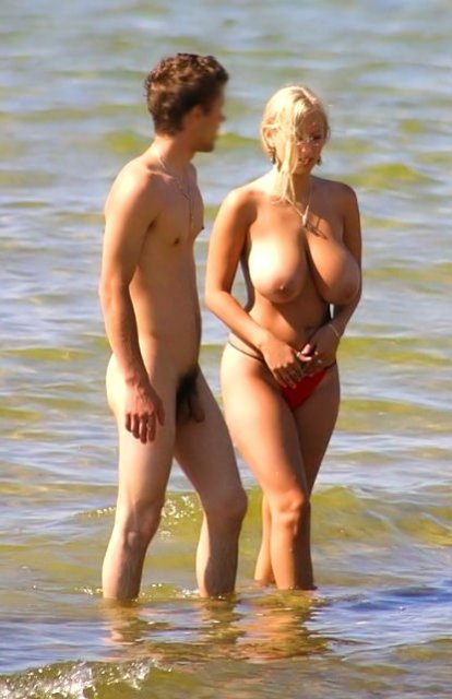 Стройная сучка с аппетитной задницей обнажённой позирует на пляже