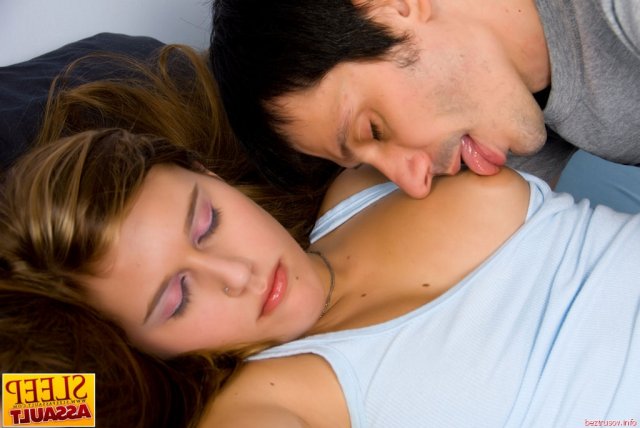 Сперма на лице спящей девушки после ебли в миссионерской позе