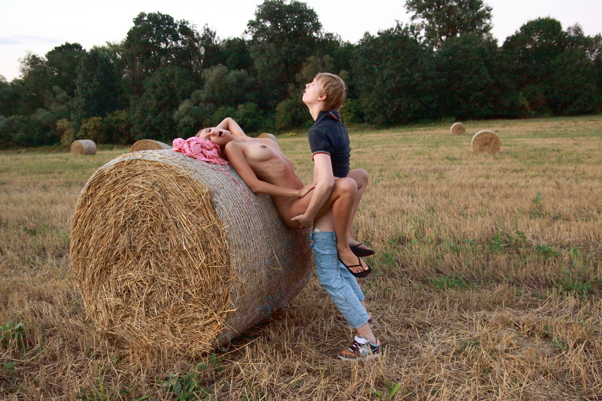 Русский секс в поле с молодой шлюшкой и парнем возле стога сена 