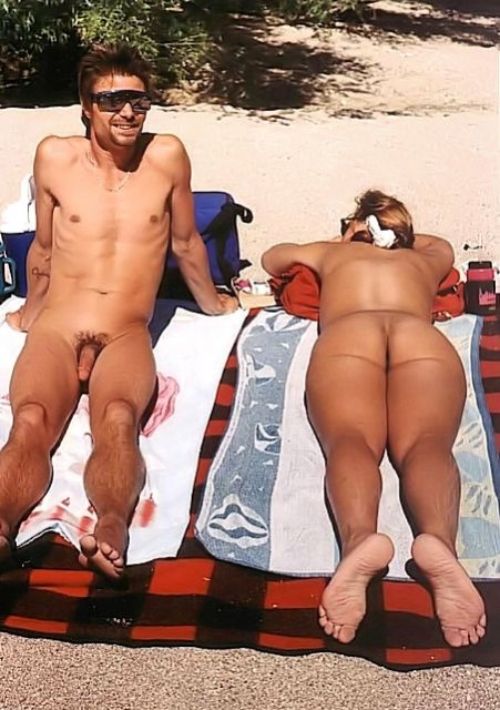 Женщина с большой голой попой показывает стриптиз на пляже 