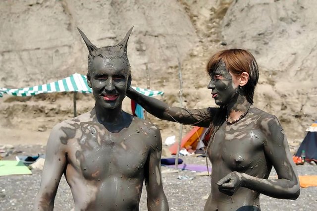 Голые русские туристки показывают сиськи на пляже 