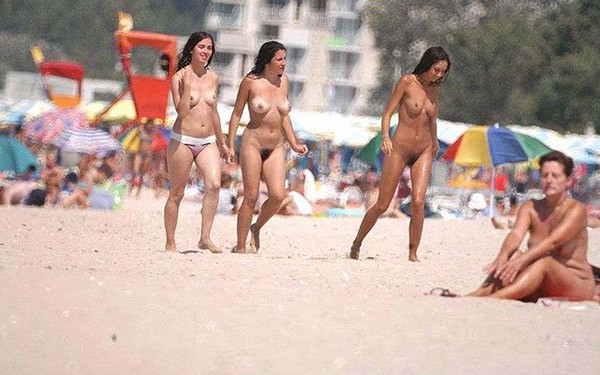 Фото голых нудистов на пляже и волосатые пизды девушек