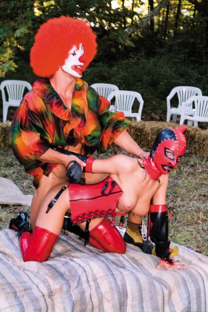 Секс на природе в униформе клоуна, фокусника и БДСМ униформе