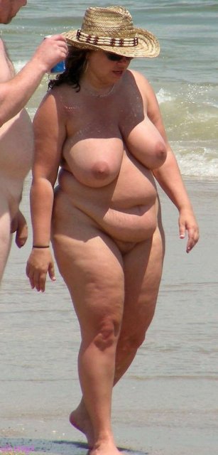 Голые девушки на диком пляже хотят жёсткого секса для волосатых кисок