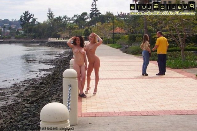 Красивые голые девушки на пляже с большими сиськами отдыхают