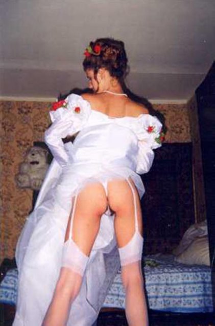 Разные красивые девушки в свадебных платьях позируют для эротики