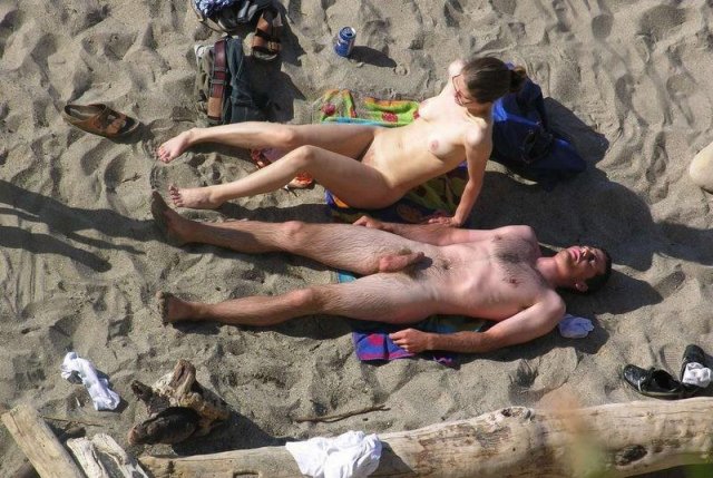 Голые сиськи красивых девушек нудистов на пляже