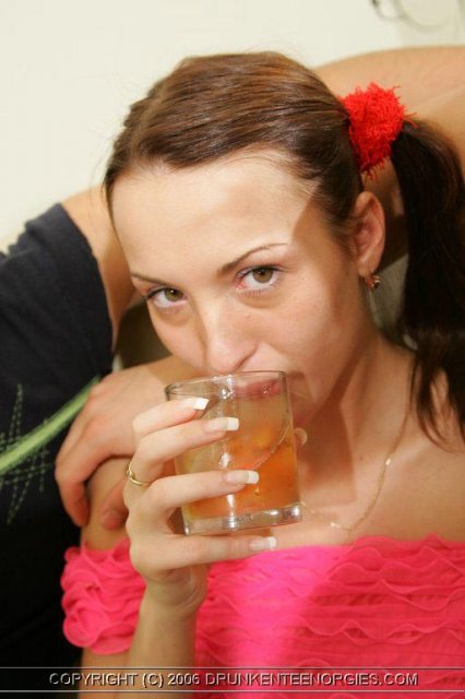 Групповой секс с 18 летней русской брюнеткой на вечеринке