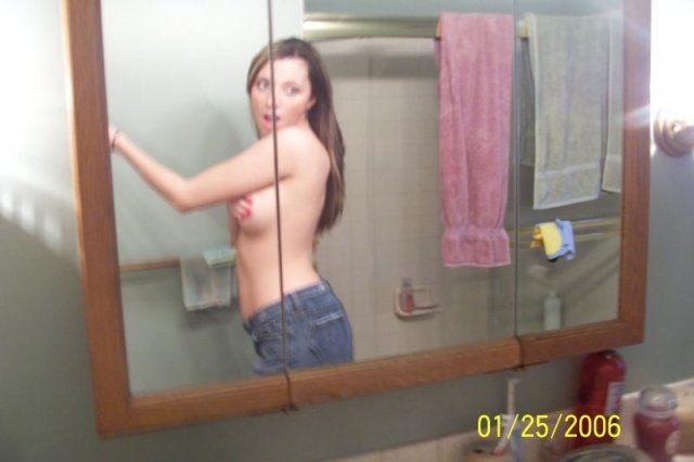 Любительское порно с развратной сучкой, показывающей голые титьки