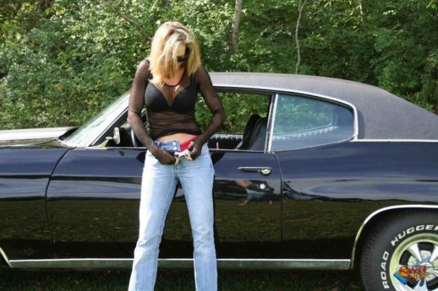 Блондинка с голыми дойками на каблуках снимает одежду в авто 