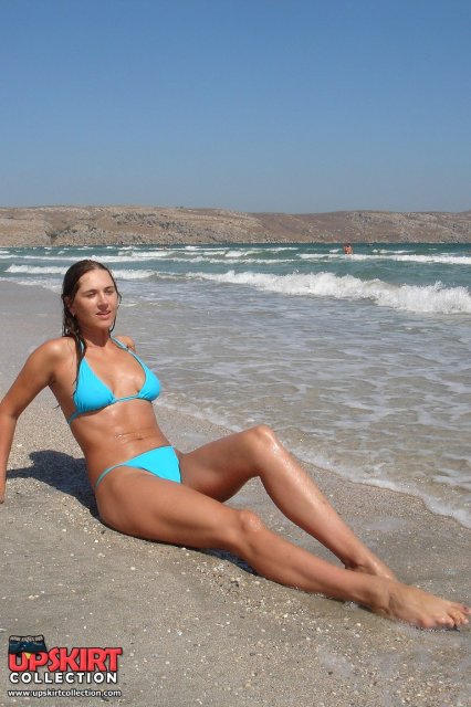 Русская девочка позирует на пляже в эротичном бикини 