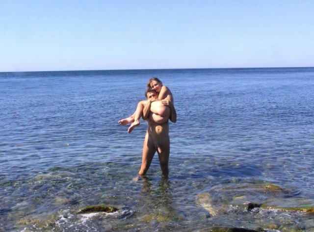 Женщина с большой голой попой показывает стриптиз на пляже